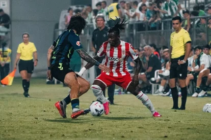 Cipenga ha entrado a cañón en un Almería que necesita desborde por banda.