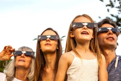 Gente con gafas de sol. Obervación eclipse solar.