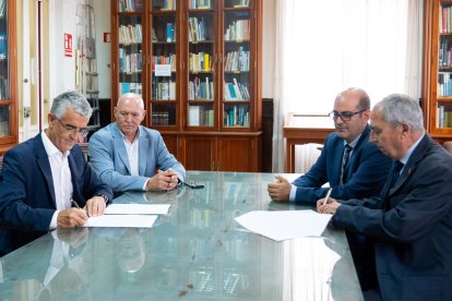 Firma del acuerdo sobre el futuro del Teatro Cervantes.