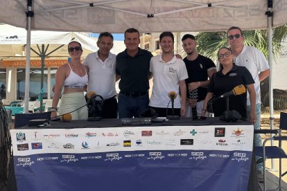 Las responsables de la asociación de comerciantes Fernanda Ávila y Rosa Pernía; José Venzal, del Restaurante Sol y Playa; el alcalde de Carboneras Salvador Hernández; el artista Ramón Torres y Guillermo Mirón y Olivier Martínez, de SER Levante.