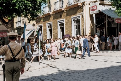 La cola que se formaba delante de la taquilla que se instalaba en el Café Español, en el Paseo, cuando llegaba una gran corrida a la Feria. Agosto de 1963.