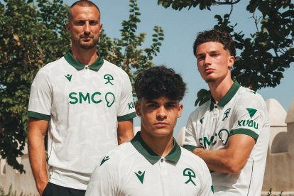 Rodrigo Ely, Quim Junyent y Stefan Dzodic en la Alcazaba de Almería con la nueva camiseta con el Indalo en el pecho.