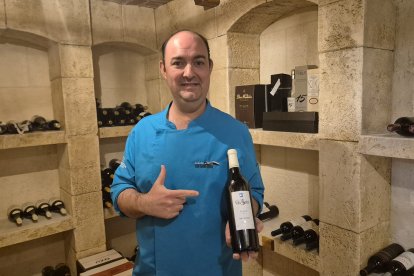 José Berenguer en la bodega de su asador marino Tinta Negra.