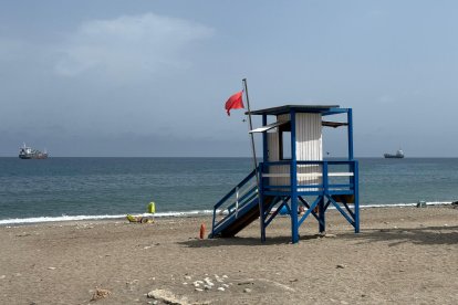 Bandera roja en la playa de Carboneras esta tarde