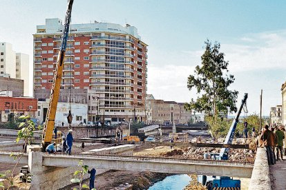Obras del puente que iba a unir Obispo Orberá con la calle Gregorio Marañón, en diciembre de 1969. Numeroso público contemplaba los trabajos.