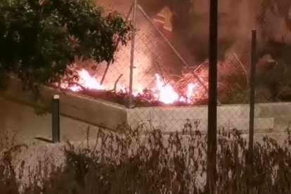 Imagen del incendio en el solar cercano a la Plaza Vieja de la capital almeriense.
