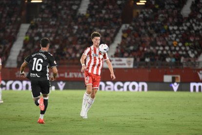 Dzodic no se corta a la hora de apuntar a la portería rival.