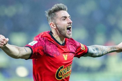 Antonio Casas celebrando un gol con el Venezia.