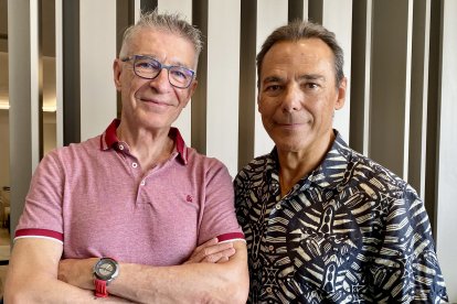 César Navarro, presidente de la Asociación de Mayores de la Universidad, junto al periodista Antonio Hermosa.