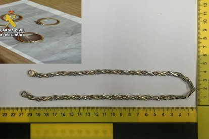 La Guardia Civil ha detenido a tres personas por el robo de estas joyas