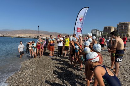 La VI Travesía Inclusiva ‘Carlos Tejada’ crece un 30% y reúne a 220 nadadores en las aguas de Almería.