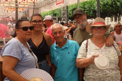 La familia Rodríguez compuesta por Lola, Julián, María Ángeles y María José acuden a Ambigú Origen El Estribo para disfrutar de la feria del mediodía.