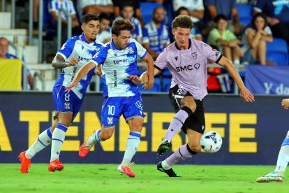 Si el rival asfixia a los jugadores más técnicos el Almería no responde.