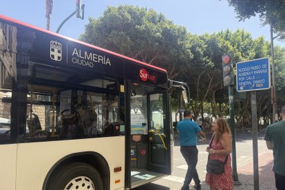 Alsa Surbus abre sus puertas para transportar a los almerienses por la ciudad.