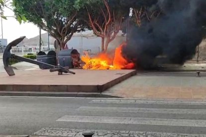 Imagen del incendio de contenedores junto a 'El Ancla' en Pescadería.