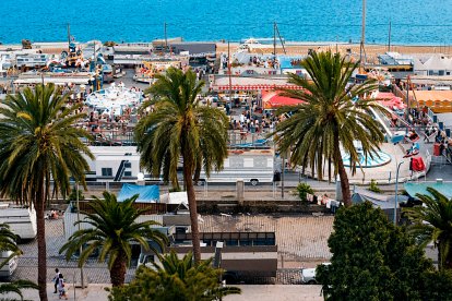La Feria, cuando en los años 80 regresó a su lugar natural, entre el Parque y el muelle, mirando las aguas del puerto.