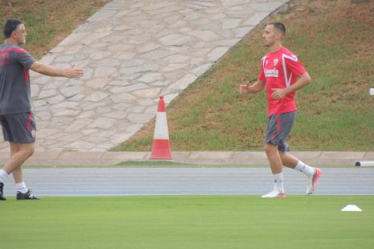 García Pimienta recibe a Lelo en el campo Anexo del estadio.
