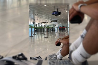 Uno de los menores tras perder el vuelo, en el aeropuerto, que quedó vacío.
