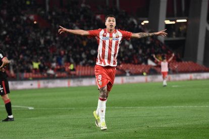 Thalys celebrando uno de los goles del Almería a la Cultural Leonesa.