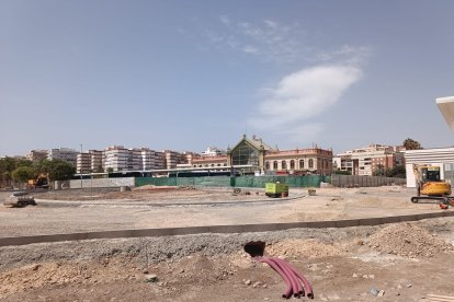 La nueva rotonda situada entre las dos estaciones, en Sierra Alhamilla, toma forma y ya se ve cómo quedará el tráfico.
