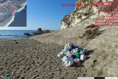 Basura depositada en uno de los rincones del Parque Natural de Cabo de Gata-Níjar