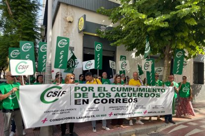 Concentración en la que se pide mejoras laborales en Correos