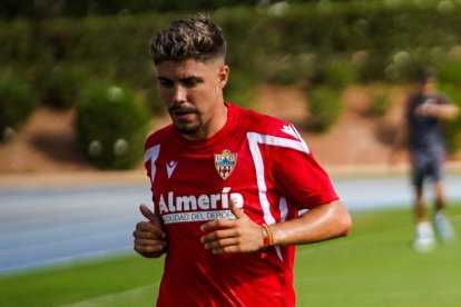 Pozo en el campo Anexo del estadio en pretemporada.