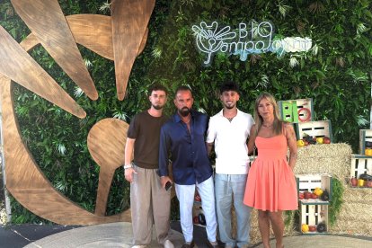 Francisco Jesús Montoya, fundador y gerente de Campojoyma, junto a su mujer y sus hijos, en el evento fin de campaña de la empresa.