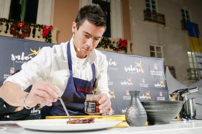 Pablo Fuente, chef de Bacus en Aguadulce, ofrecerá a sus clientes uno boquerones marinados al estilo chai.