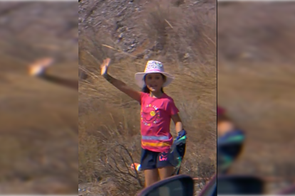 La niña 'cazada' por La Vuelta en la subida a Velefique tras recibir una avalancha de bidones de los ciclistas.