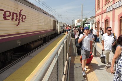 Pasajeros bajando del Intercity 00276 en Huércal-Viator después de un largo viaje que se demoró 40 minutos más de lo previsto.