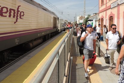 Pasajeros bajando del Intercity 00276 en Huércal-Viator después de un largo viaje que se demoró 40 minutos más de lo previsto.