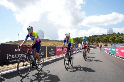 Imagen de aficionados en la línea de meta de el observatorio de el Calar Alto donde hoy termina la duodécima etapa de la Vuelta a España 2026 A 3 de septiembre de 2026 en Gergal, Almería (Andalucía, España).  Andalucía recibe al pelotón de La Vuelta 26 con una exigente jornada de montaña marcada por las ascensiones a Velefique y Calar Alto, un recorrido que puede resultar decisivo para los principales favoritos de la carrera.

Marian León / Europa Press
03/9/2026