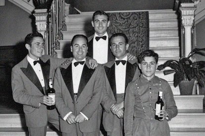 Trabajadores del Casino de Almería junto a los muchachos que formaban el cuerpo de botones en los años 50.