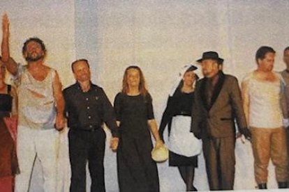 El actor Ramón Flores MunÞoz con el brazo levantado, uno de los actores que lleva a Vera en su alma.