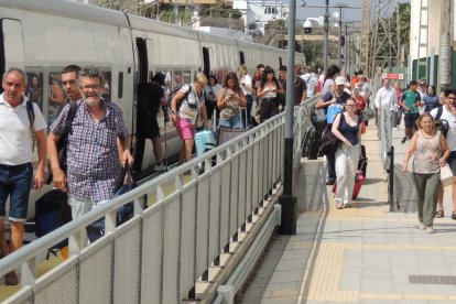 Pasajeros del último Intercity Madrid-Almería en la estación de Huércal-Viator. A partir de ahora, tocará subirse al autobús.