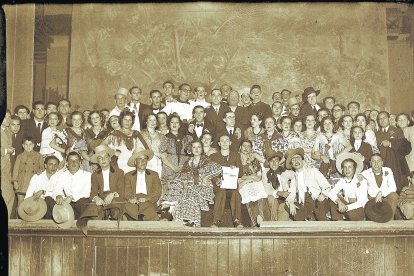 Actores de la obra ‘En mi Jaca jerezana que se estrenó con éxito en el Teatro Cervantes el 18 de diciembre de 1935. En el centro, Rafael Barco.