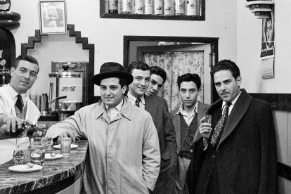 Era costumbre entre los hombres comenzar el día con una copa de coñac o un vaso de anís con limón para desintoxicar el cuerpo. En la imagen, un grupo de amigos ‘desayunando’ en la cafetería Los Espumosos.