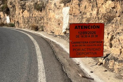 Uno de los carteles anunciando el corte de la carretera este sábado.
