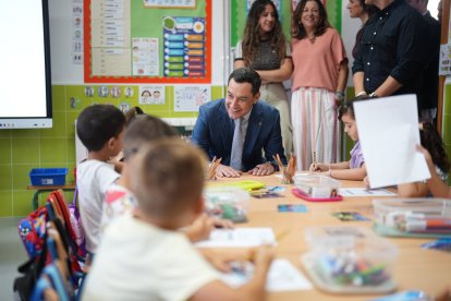 Juanma Moreno conversa con unos niños en el comienzo del curso escolar en Benahadux.
