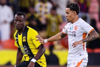 Dion Lopy (Al Ittihad), y Lázaro Vinicius (Al Faya), en el choque que terminó con victoria para los locales por 2-1 en la Saudi Pro League.