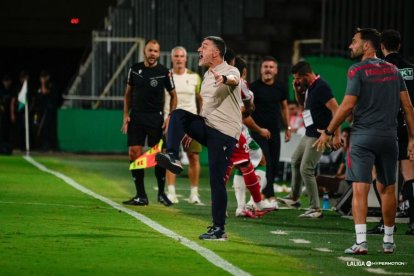 El entrenador del Almería asistía a una primera mitad mejorable.