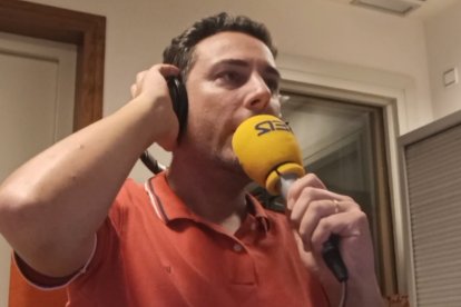 Carlos Miralles siguiendo el Córdoba-Almería de la quinta jornada de Liga en Segunda División.