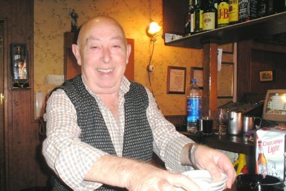 Paco con su eterna sonrisa siempre feliz entre sus clientes
