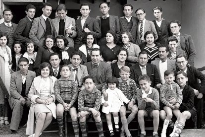 Don Ramón, en el centro la fotografía, con un grupo de alumnos y alumnas de su academia. Enero de 1934.
