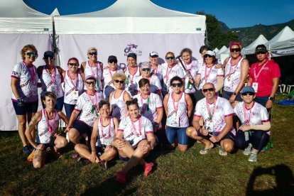 Equipo participante del Dragón Boat junto a Laly Hernández