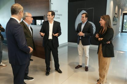 Encuentro del consejero con los directivos de Cosentino.