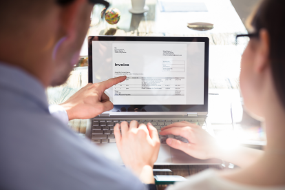 El software deberá emitir en formato estructurado, conectarse con la solución pública o una plataforma privada y permitir gestionar los diferentes estados de cada factura.