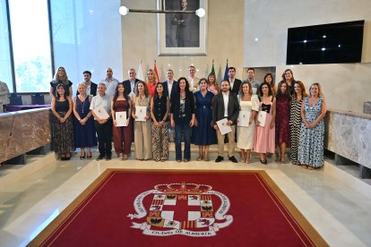 Foto de familia tras la toma de posesión de los 16 nuevos funcionarios.