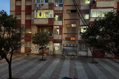Imagen de las 200 viviendas, donde muchos pisos se han convertido en prostíbulos y puntos de venta de droga.
